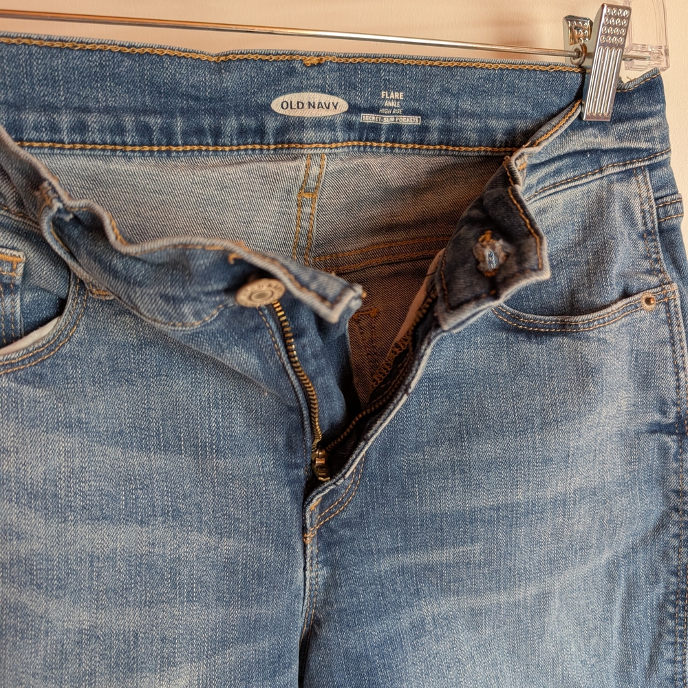 Old Navy Women's Classic Blue Cropped Jeans - Picture 4 of 6